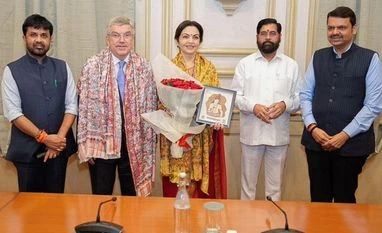 Maha CM holds meeting with Thomas Bach ahead of IOC session in Mumbai nita ambani, maha cm