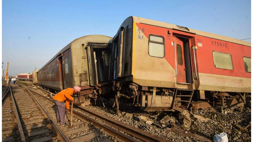 2 coaches of Indore-Jabalpur Overnight Express derail in MP; no casualties | India News train derailment
