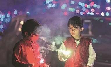 Delhi records best Diwali AQI in 8 yrs, pollution may rise due to crackers delhi, diwali