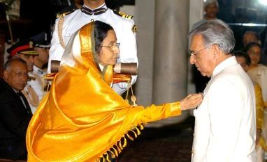 Biki Oberoi receiving the Padma Vibhushan from then President of India, Pratibha Patil Biki Oberoi receiving the Padma Vibhushan from then President of India, Pratibha Patil