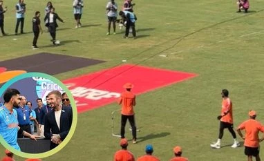 World Cup, IND vs NZ SF: Kohli plays football with Beckham; watch video Virat Kohli plays football with David Beckham, India vs New Zealand semifinal in ICC Cricket World Cup 2023