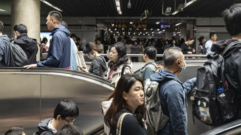 Wages offered to Chinese workers in major cities declined by the most on record, underscoring persisting deflationary pressures and sluggish consumer confidence in China Wages offered to Chinese workers in major cities declined by the most on record, underscoring persisting deflationary pressures and sluggish consumer confidence in China