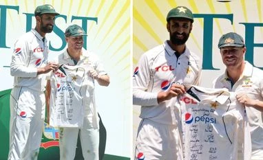 Shan Masood gifts signed Babar jersey to David Warner in his farewell Test Shan Masood, David Warner