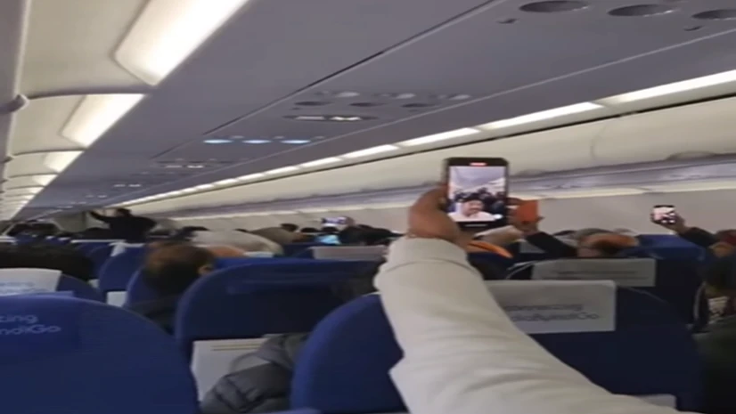 Indigo flight passengers sing 'Ram Aayenge' Indigo flight passengers sing 'Ram Aayenge'