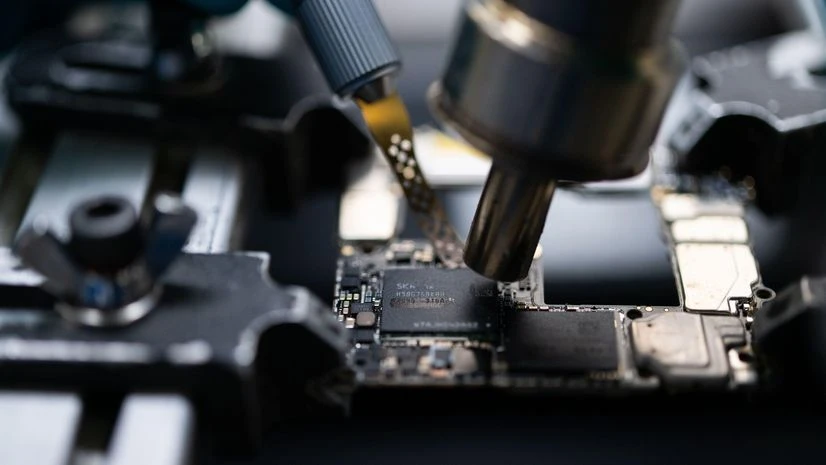 An SK Hynix memory chip on a Huawei smartphone. Photographer: James Park/Bloomberg An SK Hynix memory chip on a Huawei smartphone. Photographer: James Park/Bloomberg