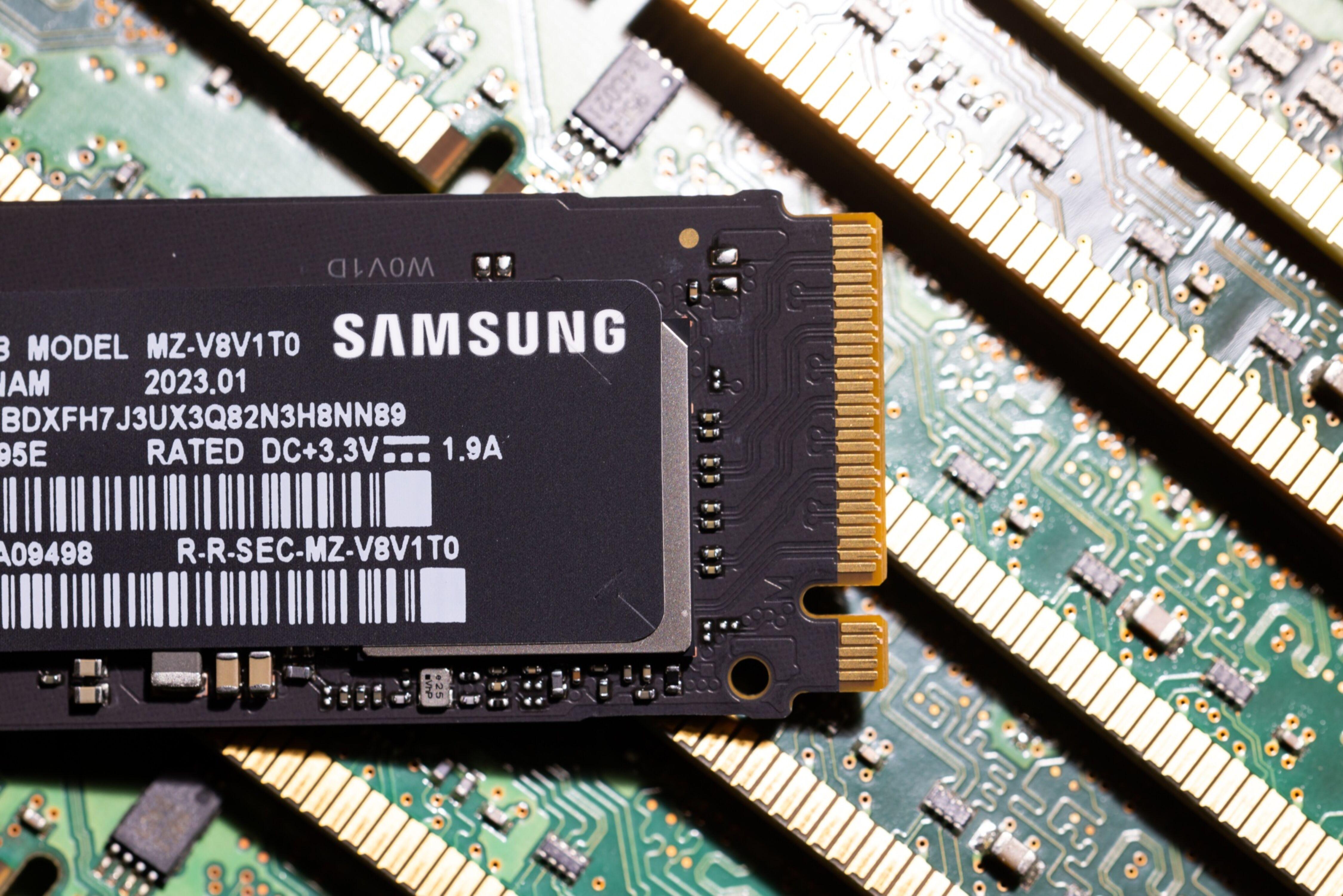 Samsung's profits decline for 4th straight quarter on uneven chip demand