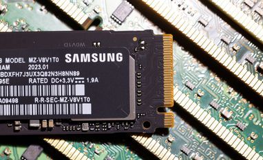 Samsung (Photo: Bloomberg) Samsung (BlooSamsung (Photo: Bloomberg)mberg)