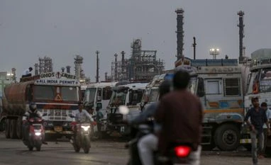 Indian refiners buy more US crude amid tighter sanctions on Russian oil Oil refinery