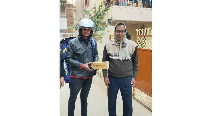 A Flipkart customer receiving a product in Patna as part of a same-day delivery initiative launched by the company A Flipkart customer receiving a product in Patna as part of a same-day delivery initiative launched by the company