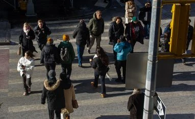 US weekly jobless claims increase more than expected as labor market eases US economy