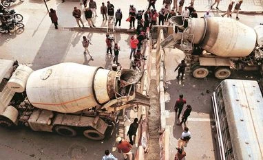 Union ministers talk with farm leaders, farmers demand guarantee to MSP Barricades being put up at the Ghazipur border on Monday to stop farmers' ‘Delhi Chalo' march | Photo: PTI