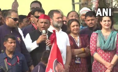 SP chief Akhilesh joins Rahul Gandhi-led Bharat Jodo Nyay Yatra in Agra Akhilesh Yadav with Rahul Gandhi in Bharat Jodo Nyay Yatra