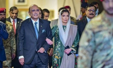 Pak Prez administers oath to 19-member Cabinet recommended by PM Sharif Asif Ali Zardari