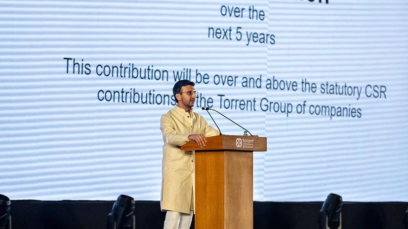 Jinal Mehta announcing the donation Jinal Mehta announcing the donation