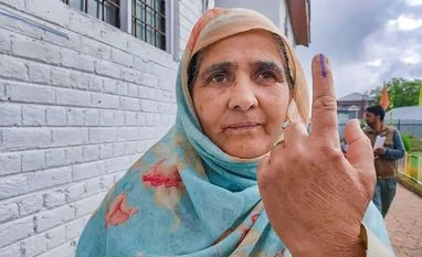 elderly voter,election,vote,voting,election 2024,lok sabha voting elderly voter,election,vote,voting,election 2024,lok sabha voting