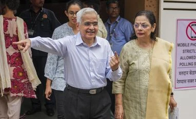 RBI Guv Das casts vote in Mumbai, urges electors to exercise voting right Shaktikanta, Shaktikanta vote, election, vote, voting
