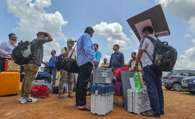 LS polls: Over 45% voter turnout recorded in 9 seats in Bengal till 1 pm election, vote, voting, polling officials, heat eave, summer, hot