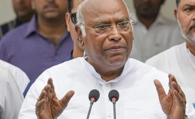 Kharge pulls up K'taka Deputy CM Shivakumar over remark on 'Shakti' scheme Mallikarjun Kharge, Kharge, Mallikarjun