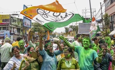 Bengal: TMC leading in 28 seats, BJP 11, Congress & CPM 1 each TMC supporters