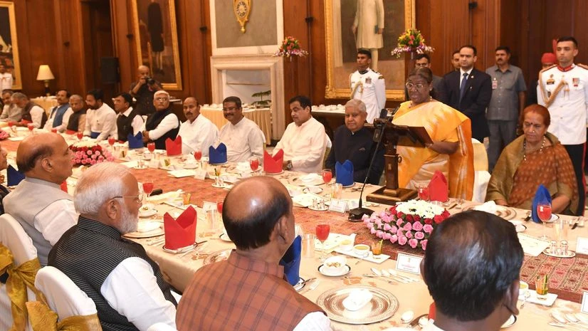 President hosts dinner President hosts dinner