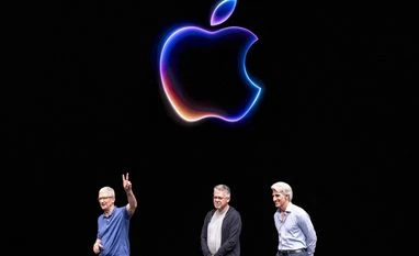 Apple shakes up AI executive ranks in bid to turn around Siri: Report Apple, Tim Cook