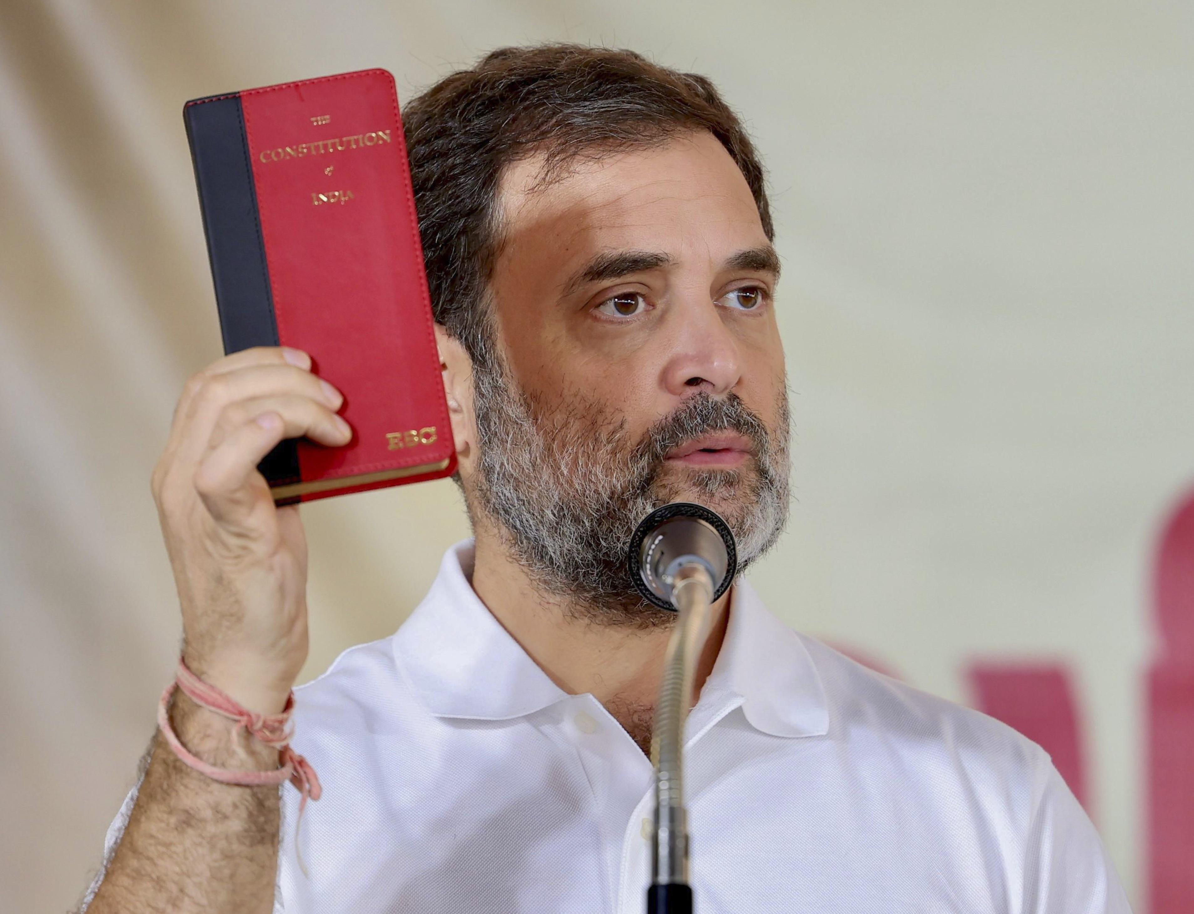 Delhi विश्वविद्यालय ने राहुल गांधी के 'साक्षात्कार' के दावे को खारिज किया, तथ्यों की जांच की अपील की 3 Popularised by Rahul Gandhi pocket version of Constitution drawing fancy | India News - Business Standard