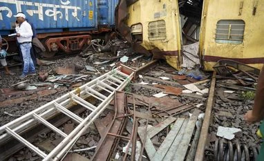 Special train affected by Bagmati Express collision arrives in Darbhanga Train collision, Kolkata Train accident, Train accident