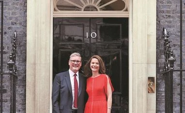 British Prime Minister Keir Starmer and his wife, Victoria Starmer, outside Downing Street 10, following the results of the election, in London on Friday (Photo: X/@Keir_Starmer) British Prime Minister Keir Starmer and his wife, Victoria Starmer, outside Downing Street 10, following the results of the election, in London on Friday (Photo: X/@Keir_Starmer)