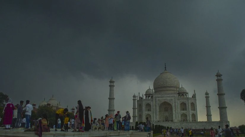 Water leakage in main dome of Taj Mahal due to rain, ASI claims no damage | India News Taj Mahal, Clouds, Monsoon