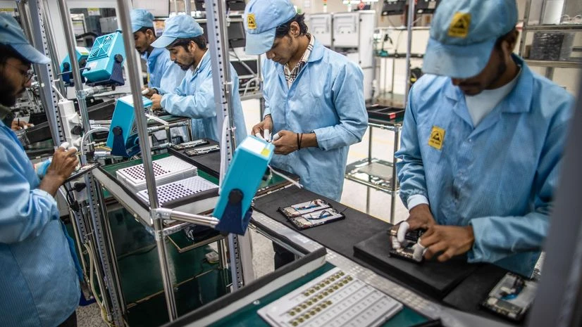 Mobile phones, smartphones, Factory workers, workshop, employment, jobs, unemployment Mobile phones, smartphones, Factory workers, workshop, employment, jobs, unemployment