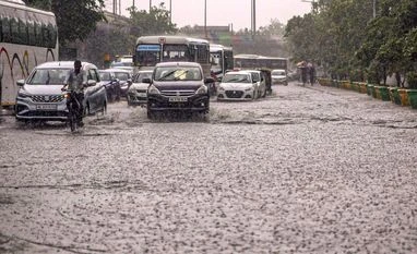 Heavy rain causes waterlogging, traffic chaos in Delhi, schools closed Rain, Delhi Rains, Monsoon, waterlogging