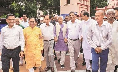 'We are equal citizens': Muhammad Yunus assures Bangladesh's Hindus Bangladesh Chief Adviser Muhammad Yunus (centre) with Hindu community members at the famous Dhakeshwari Temple in Dhaka on Tuesday. Yunus has urged the people to ‘exercise patience' before judging his government's role | PHOTO: PTI