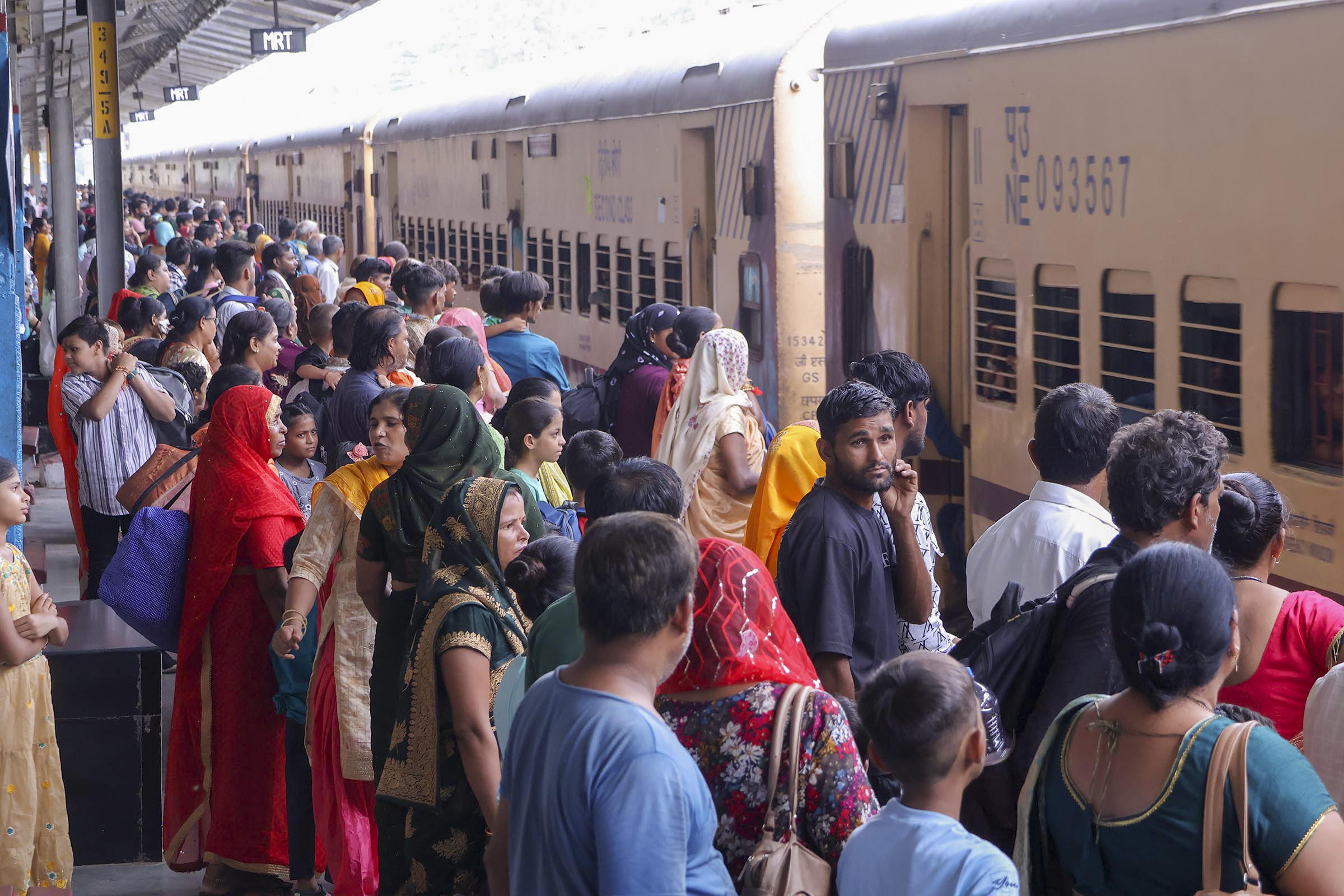 मुंबई भगदड़ के बाद दिल्ली के स्टेशनों पर 6 नवंबर तक प्लेटफॉर्म टिकट निलंबित | इंडिया न्यूज़ - बिजनेस स्टैंडर्ड