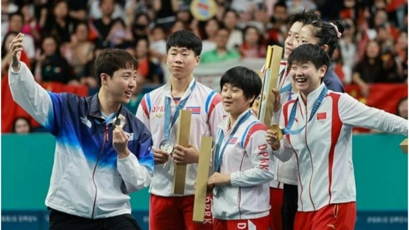 North Korean Table Tennis Players News: North Korean Olympians in hot water over selfie | Olympic Games News North-South Korea Olympic podium selfie
