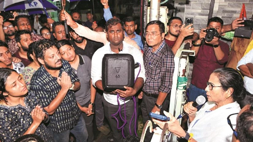 Mamata Banerjee yields to doctors' demands, removes Kolkata police chief | India News West Bengal Chief Minister Mamata Banerjee interacts with junior doctors delegation, at her Kalighat residence in Kolkata on Saturday. (PHOTO: PTI)