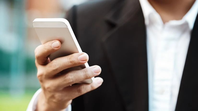 Man holding phone Photo: Freepik