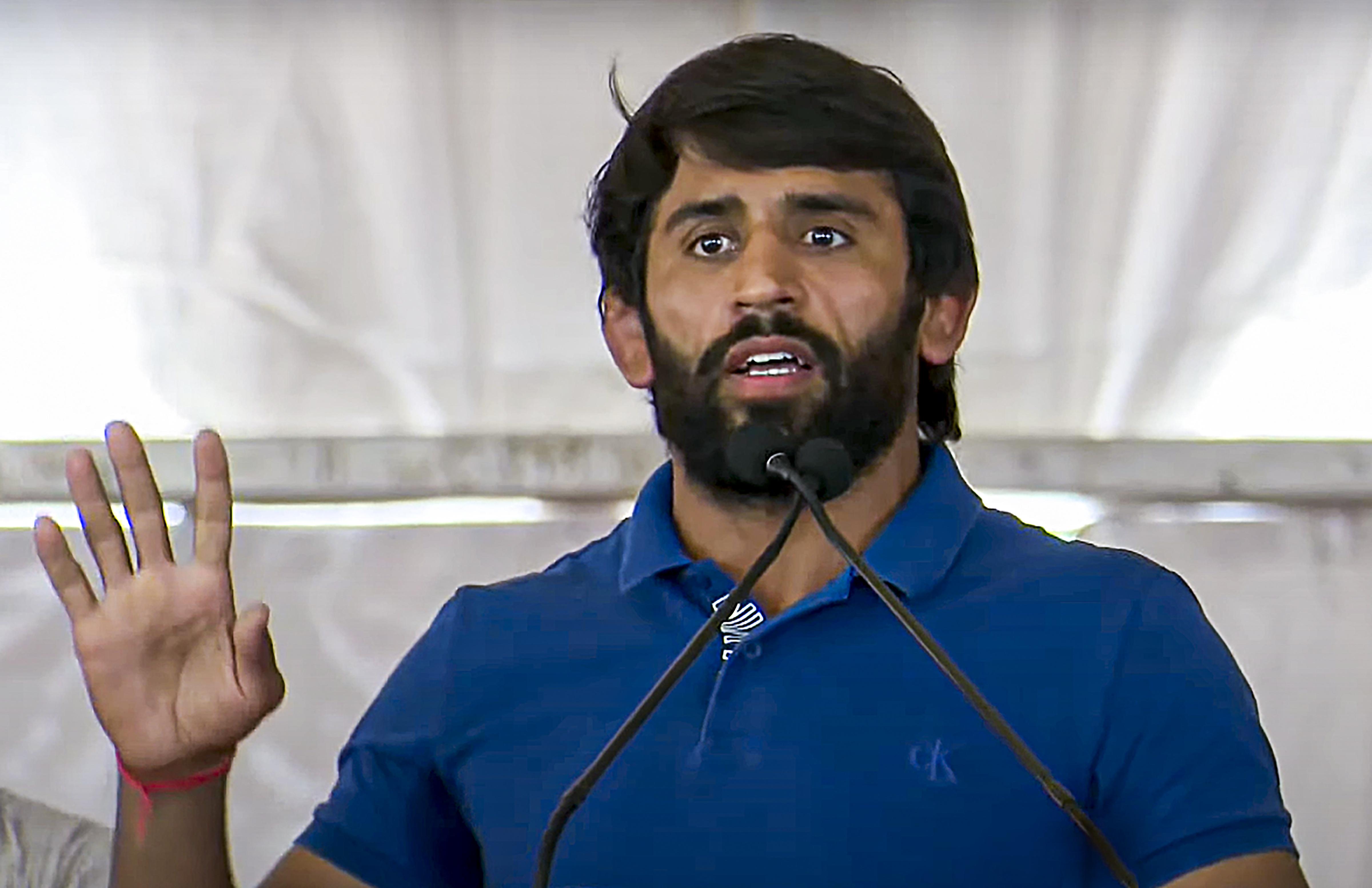 பஜ்ரங் தனது செயல்களுக்கு வருந்துகிறார், கோச் டாஹியாவிடம் முழுமையாக மன்னிப்பு கோருகிறார்.