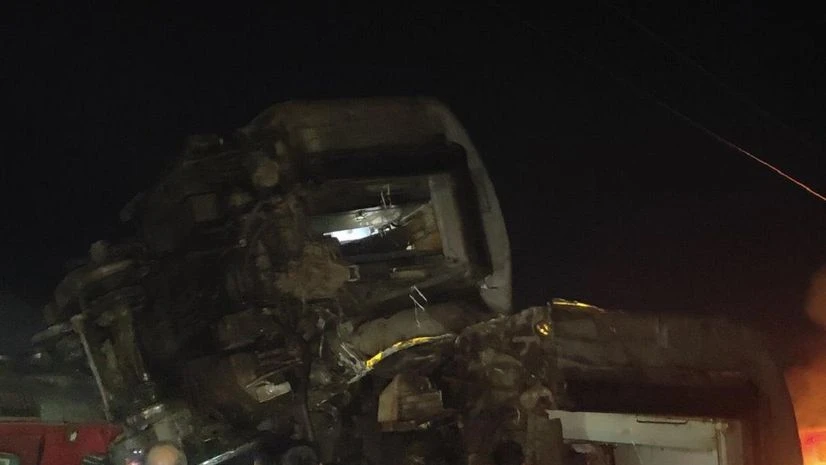 Passengers of hit express train sent to Darbhanga by spl train: Railways | India News Express train rams into stationary train at Kavarapettai in Tamil Nadu, several feared injured: Railway police