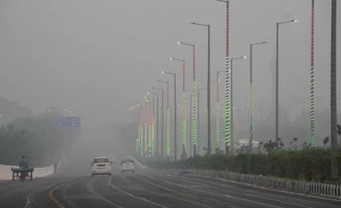 Fog clouds Mumbai, UP, Haryana; air quality drops and reduces visibility Pollution, Noida Pollution