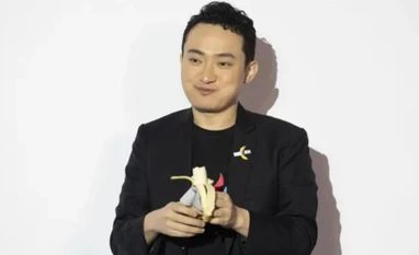 Crypto entrepreneur eats $6.2 million banana artwork he bought at auction Justin Sun