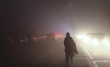 Delhi air quality remains 'poor' for third day as mercury keeps rising Fog, New Delhi Fog, Winter