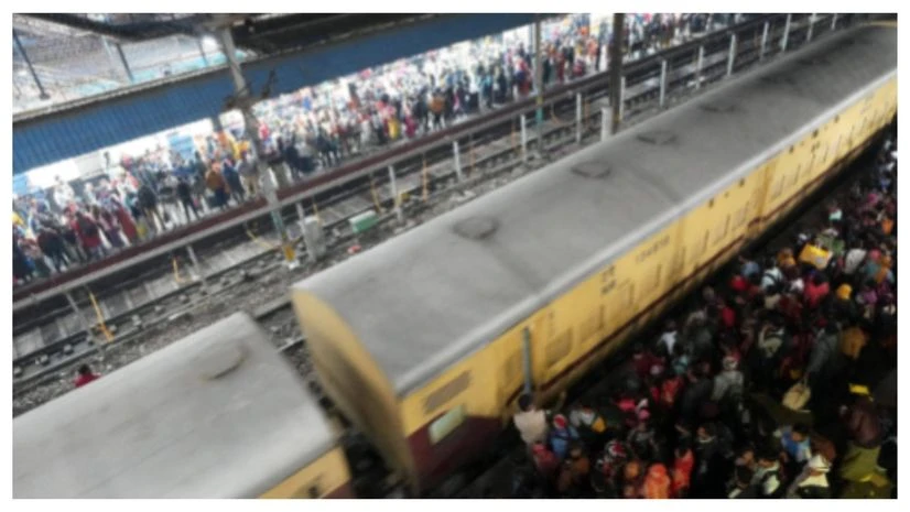 60 સ્ટેશનો પર નવી સુવિધાઓ, નવી દિલ્હી સ્ટેશન પર ભાગદોડ બાદ રેલ્વે મોટા ફેરફારો કરશે 2 What led to stampede at New Delhi Railway Station which killed 18? | India News - Business Standard