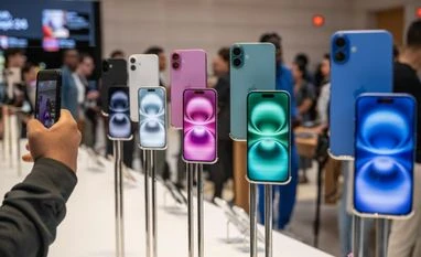 Apple customers dash to stores to buy iPhones ahead of Trump tariffs Apple, Apple iphone