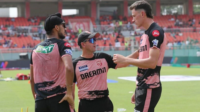 Ponting with PBKS players Ponting with PBKS players