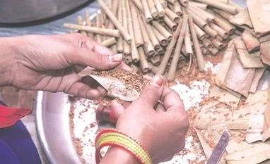 Health experts alarmed by GST cut on beedis, demand uniform taxation beedi worker