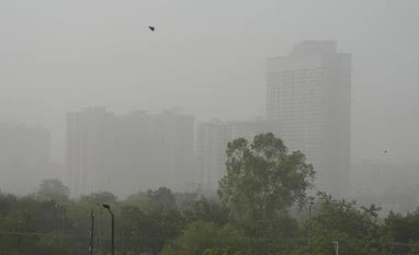 Delhi records low of 28.4 deg C; thunderstorms, rain forecast for weekend Dust storm, New Delhi Dust Strom