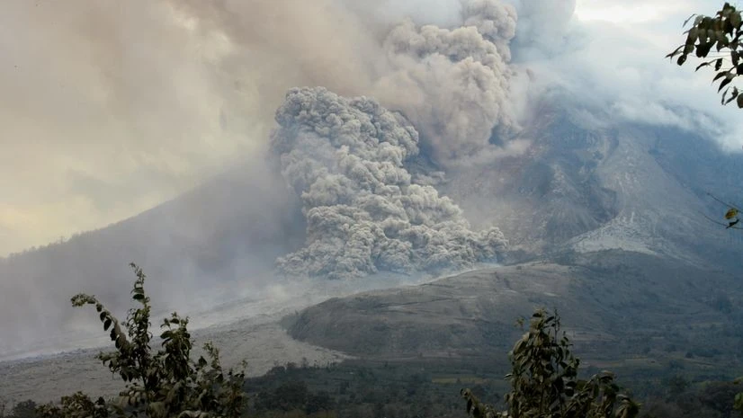 Indonesia, volcano, volcanic, indonesian Indonesia on high alert after volcanic eruptions spew ash up to 5.5 km