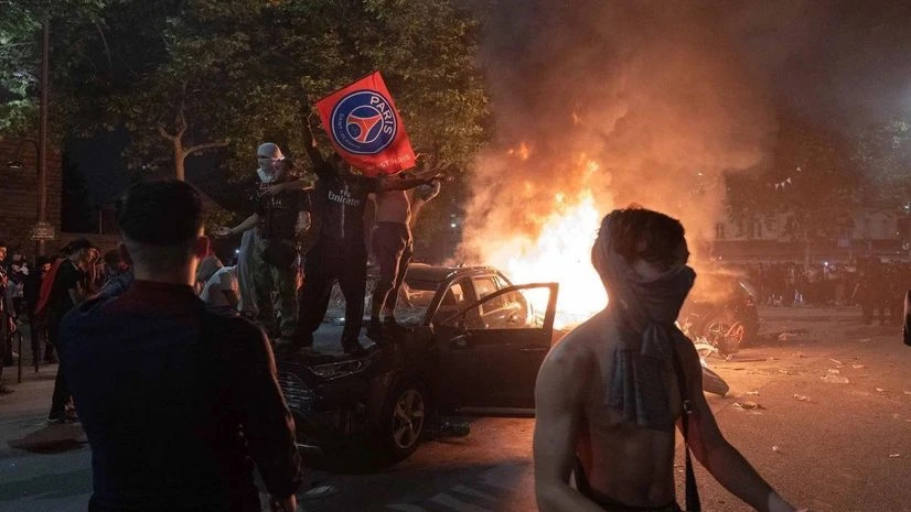 PSG fans cause chaos in Paris after Champions League win PSG fans cause chaos in Paris after Champions League win