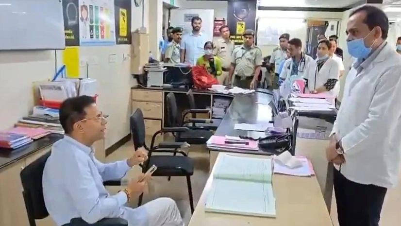 Vishwajit Rane arguing with CMO Dr Rudresh Kuttikar Vishwajit Rane arguing with CMO Dr Rudresh Kuttikar