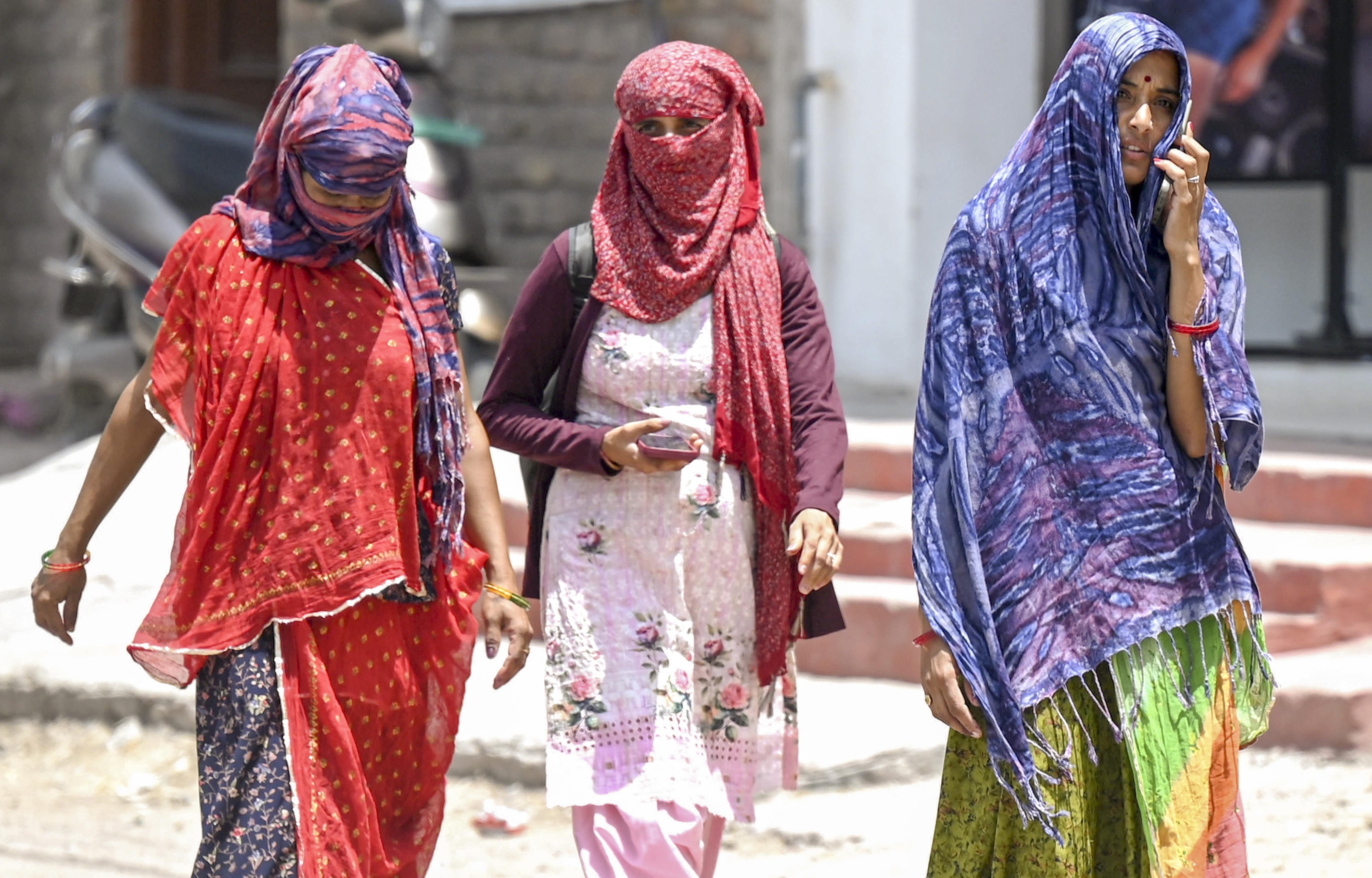 Clear skies, strong winds in Delhi as temperatures rise across India